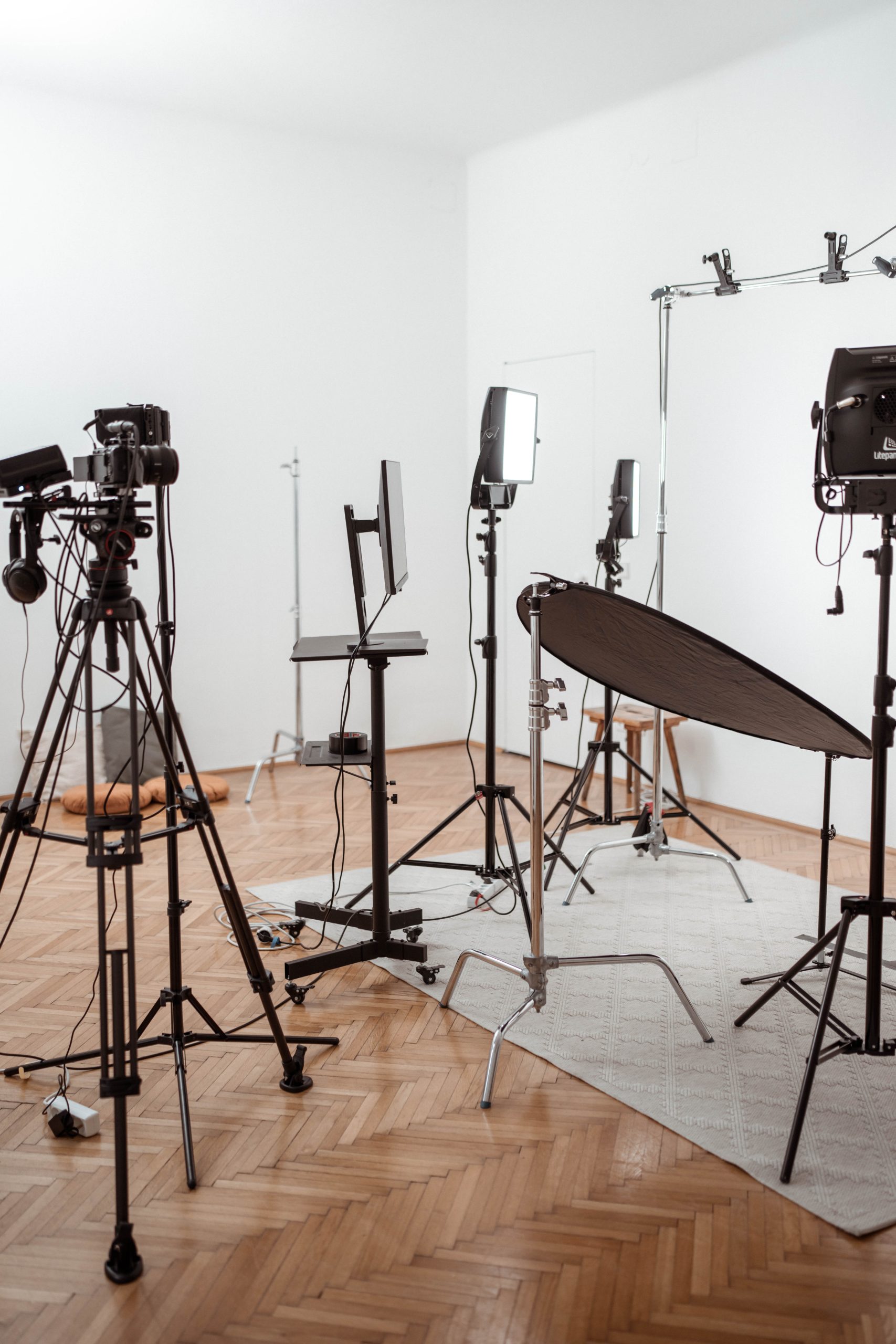 Fotostudio mit professionellem Equipment und aufgebautem Shooting-Setup für hochwertige Aufnahmen.