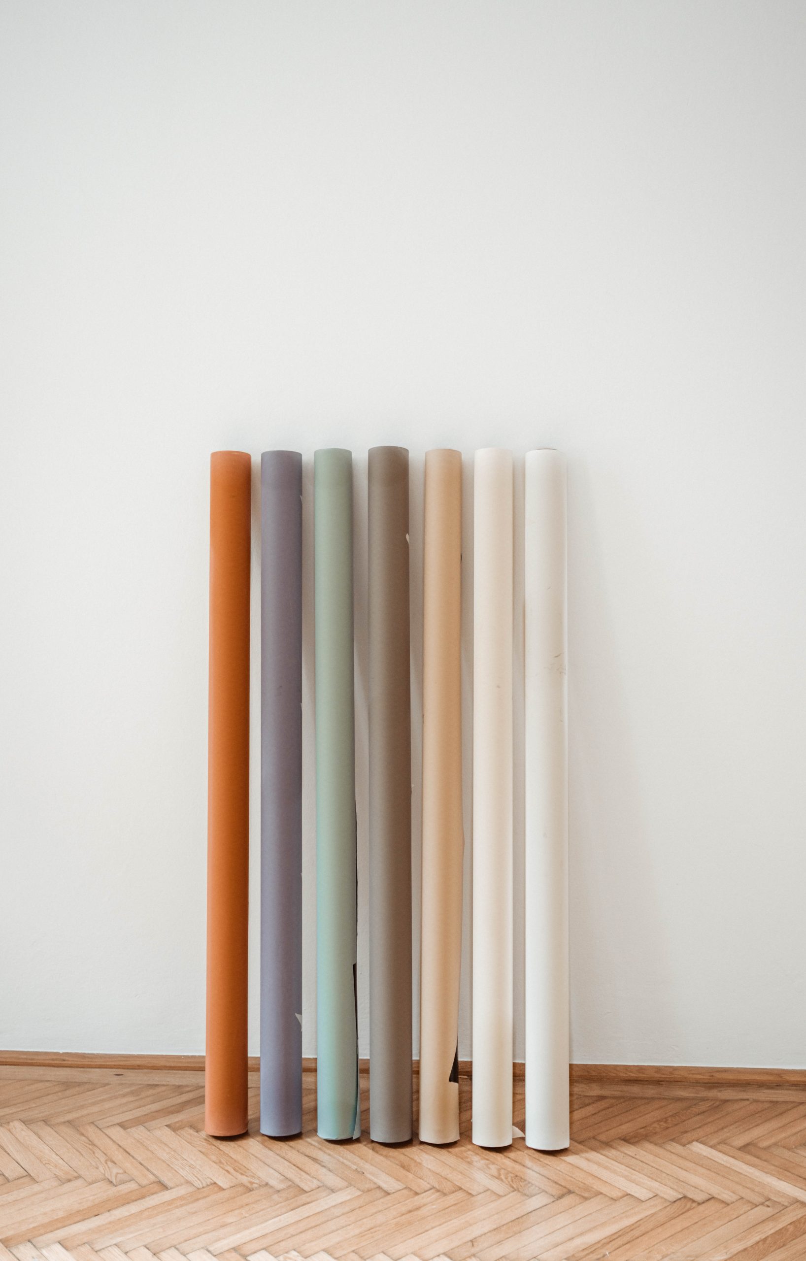 Verschiedene Papierrollen in angesagten Trendfarben – ein wichtiger Teil unserer Fotostudio-Ausstattung.